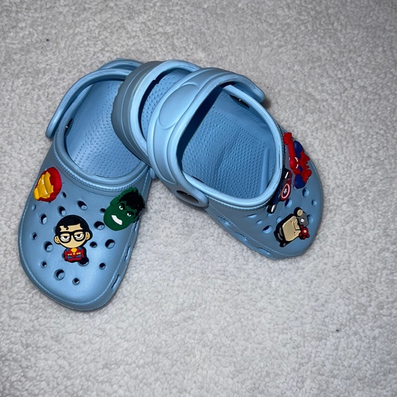 CROC-LIKE SANDALS + JIBBITZ 💙 - Picture 3 of 5